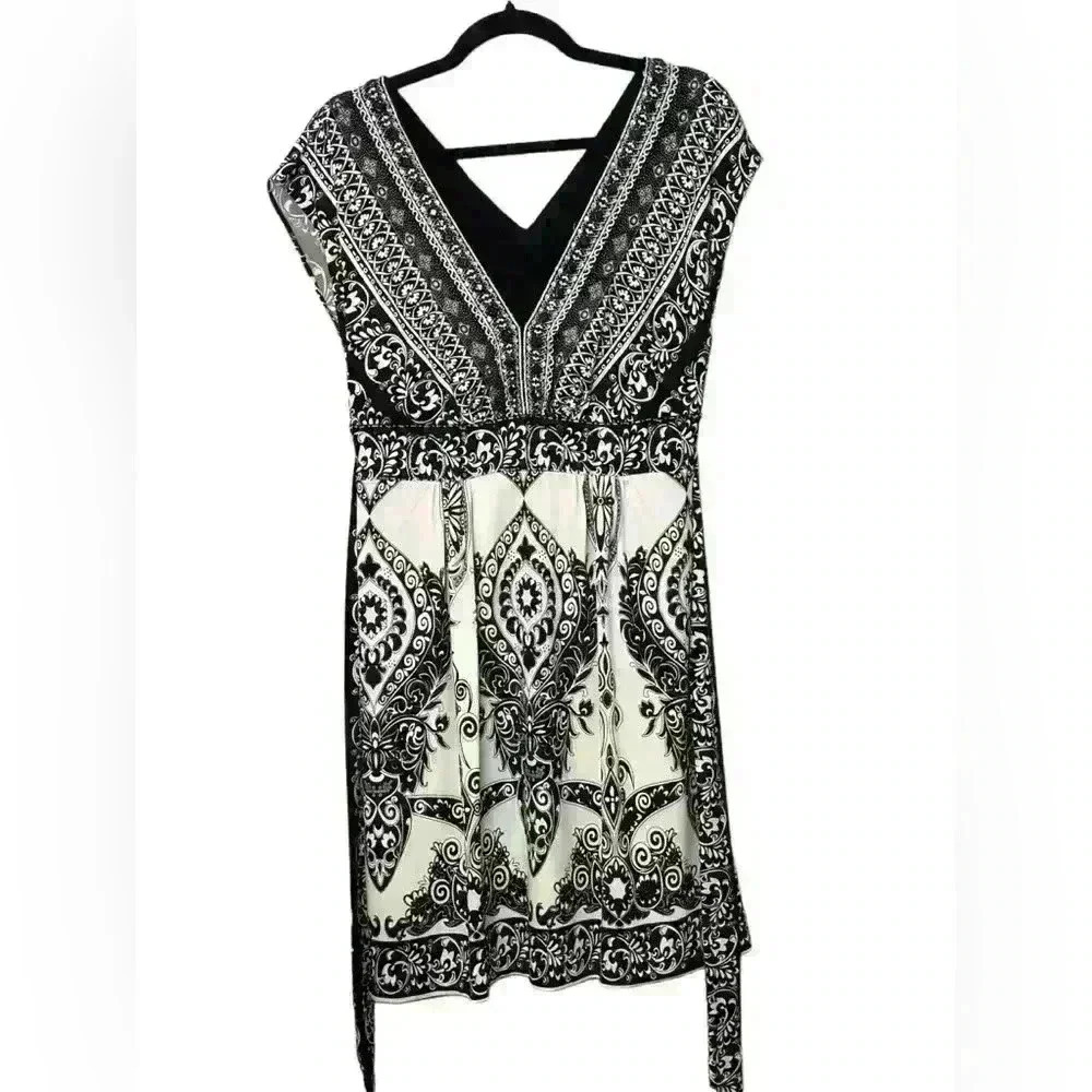 ECI NEW YORK LINED DRESS WITH BLACK AND SILVER EMBELLISHMENTS. Size 6